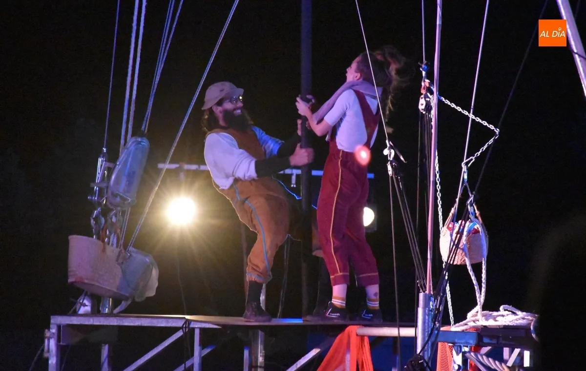 Foto 6 - Nostraxladamus detiene su gran barco en Bolonia para mostrar sus habilidades acrob&aacute;ticas