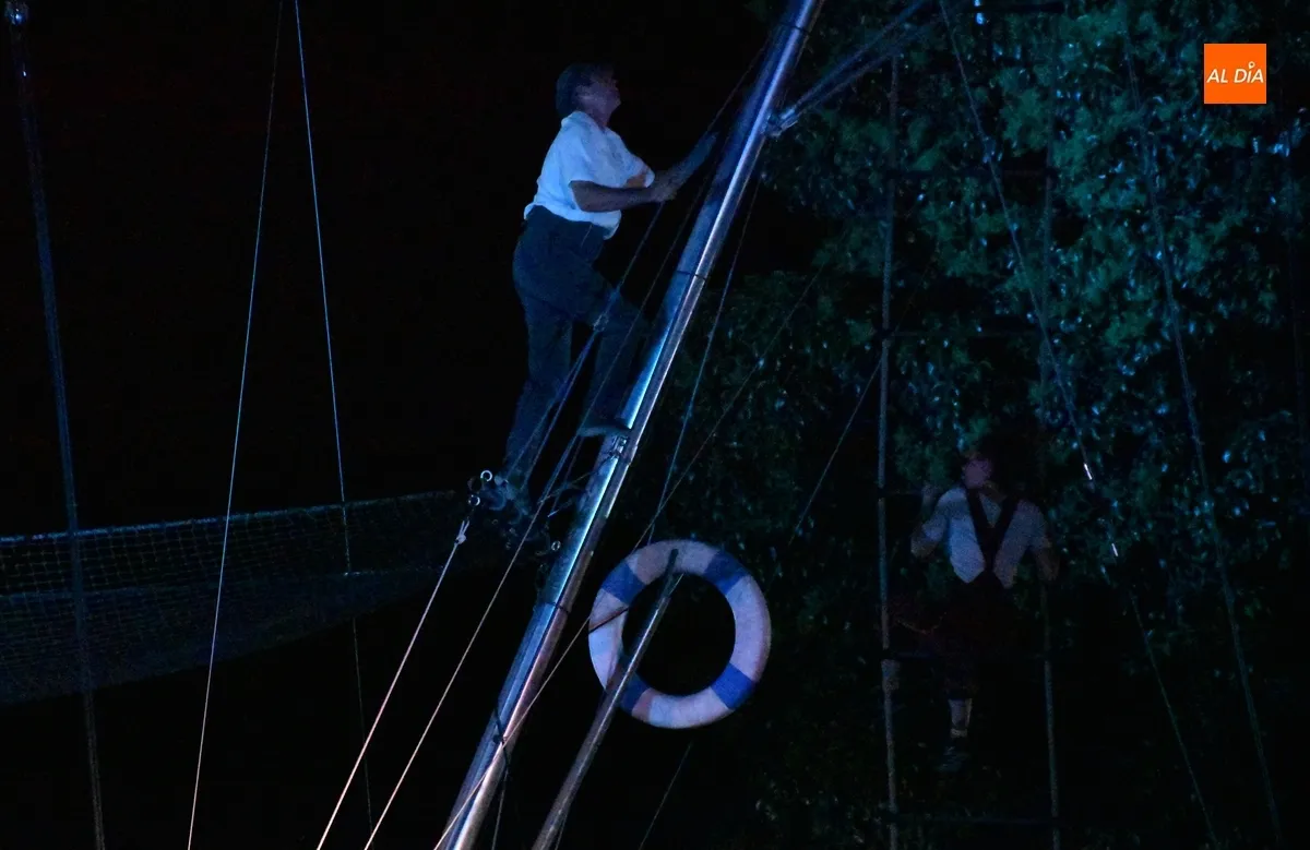 Foto 7 - Nostraxladamus detiene su gran barco en Bolonia para mostrar sus habilidades acrob&aacute;ticas