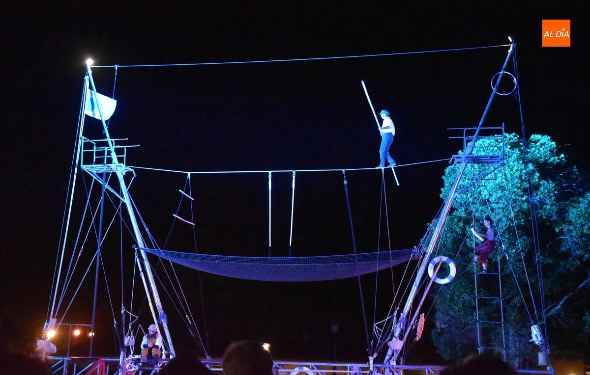 Foto 11 - Nostraxladamus detiene su gran barco en Bolonia para mostrar sus habilidades acrob&aacute;ticas