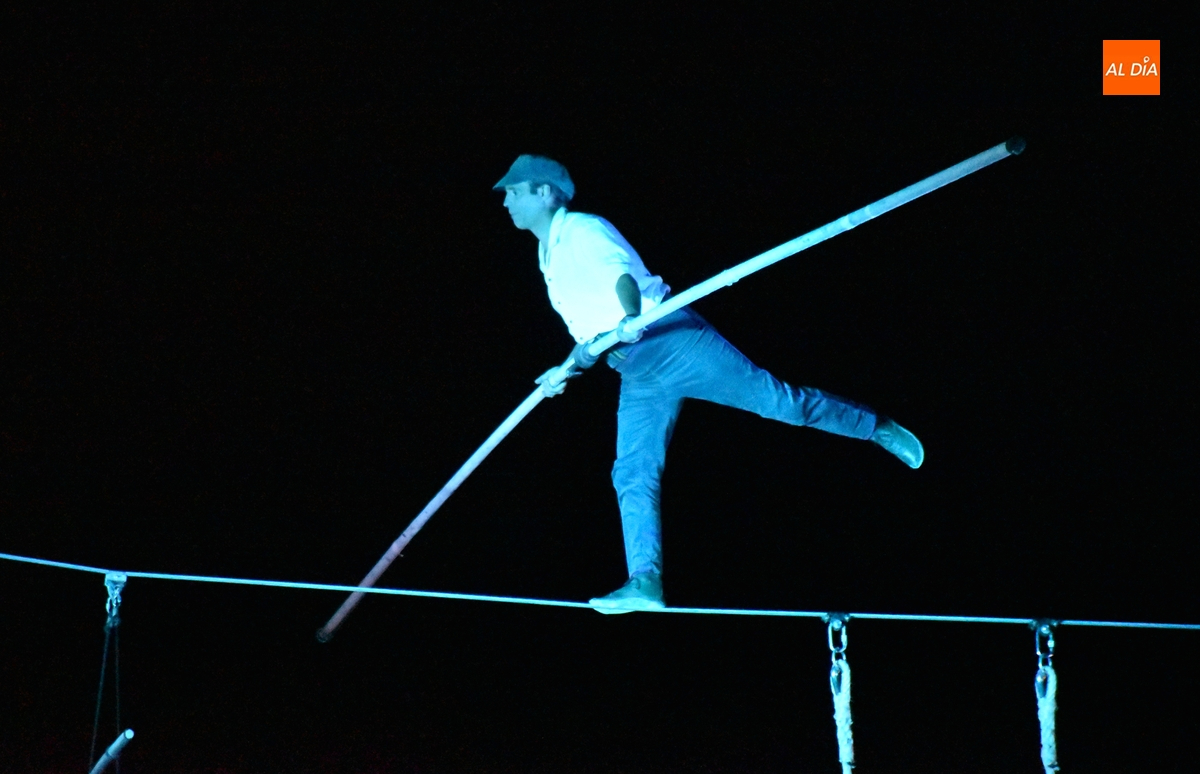 Nostraxladamus detiene su gran barco en Bolonia para mostrar sus habilidades acrobáticas