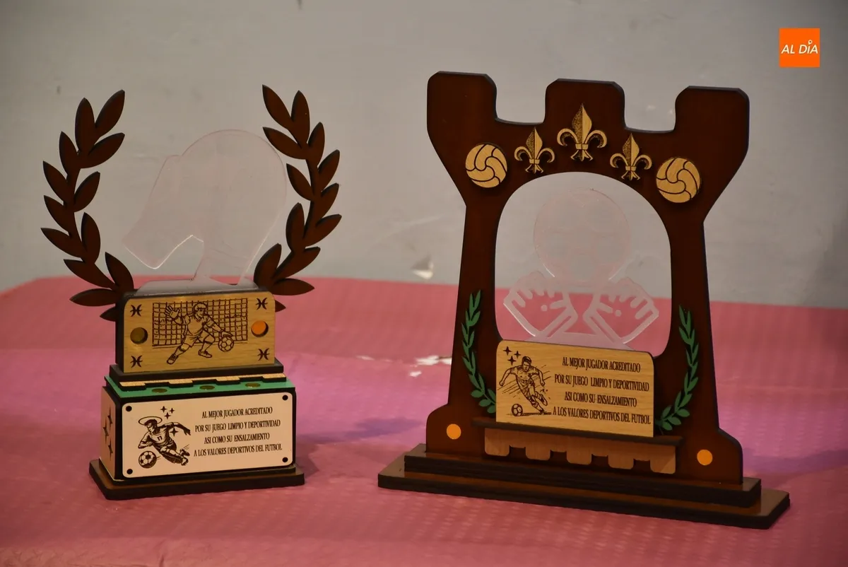 Foto 2 - Creados sendos trofeos a la deportividad para el Ciudad Rodrigo CF y la UD Mirobrigense