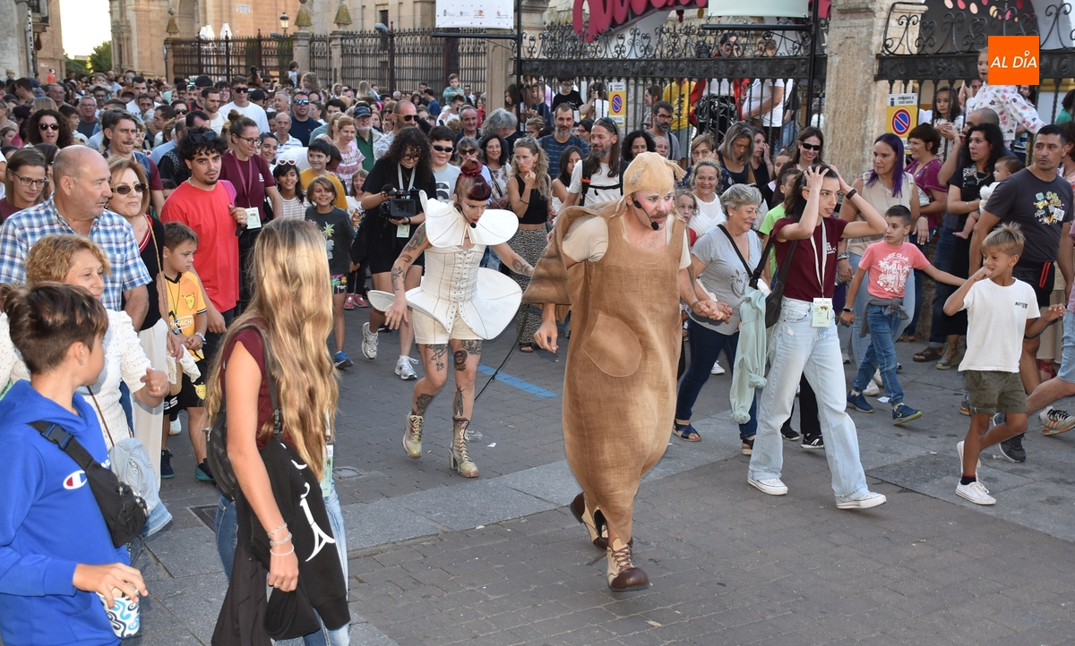 Mirobrigenses y forasteros conocen en primicia a ‘Very Big Pulga’