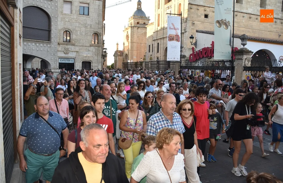 Foto 3 - Mirobrigenses y forasteros conocen en primicia a &lsquo;Very Big Pulga&rsquo;