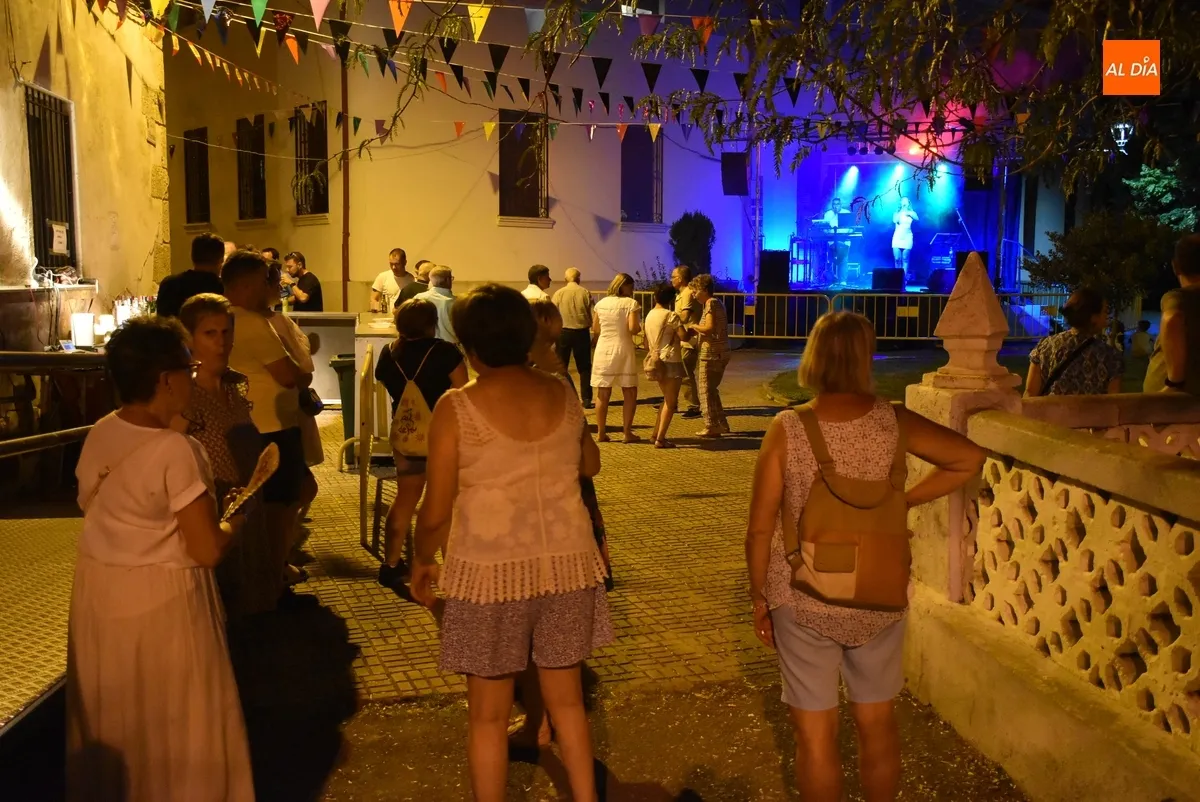 Foto 6 - Animada noche de verbena en San Andr&eacute;s guiada por el d&uacute;o Va por ti