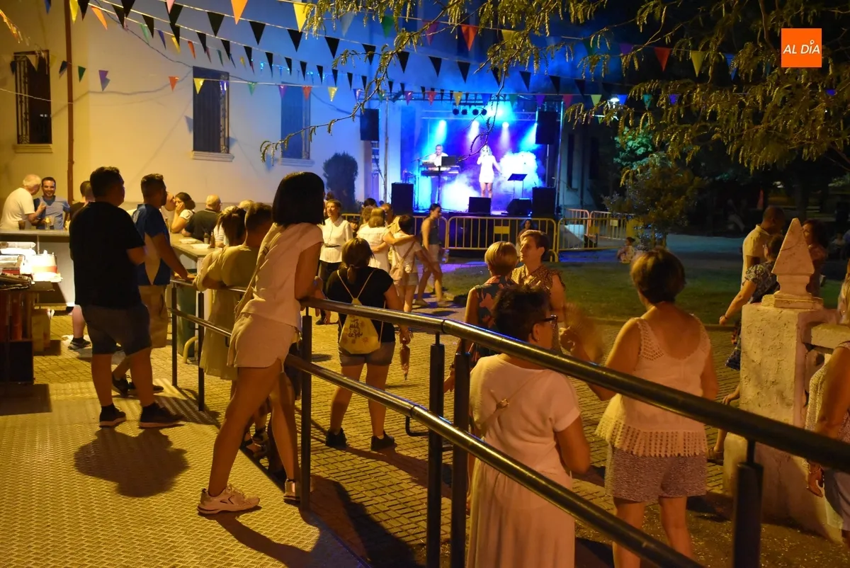 Foto 7 - Animada noche de verbena en San Andr&eacute;s guiada por el d&uacute;o Va por ti