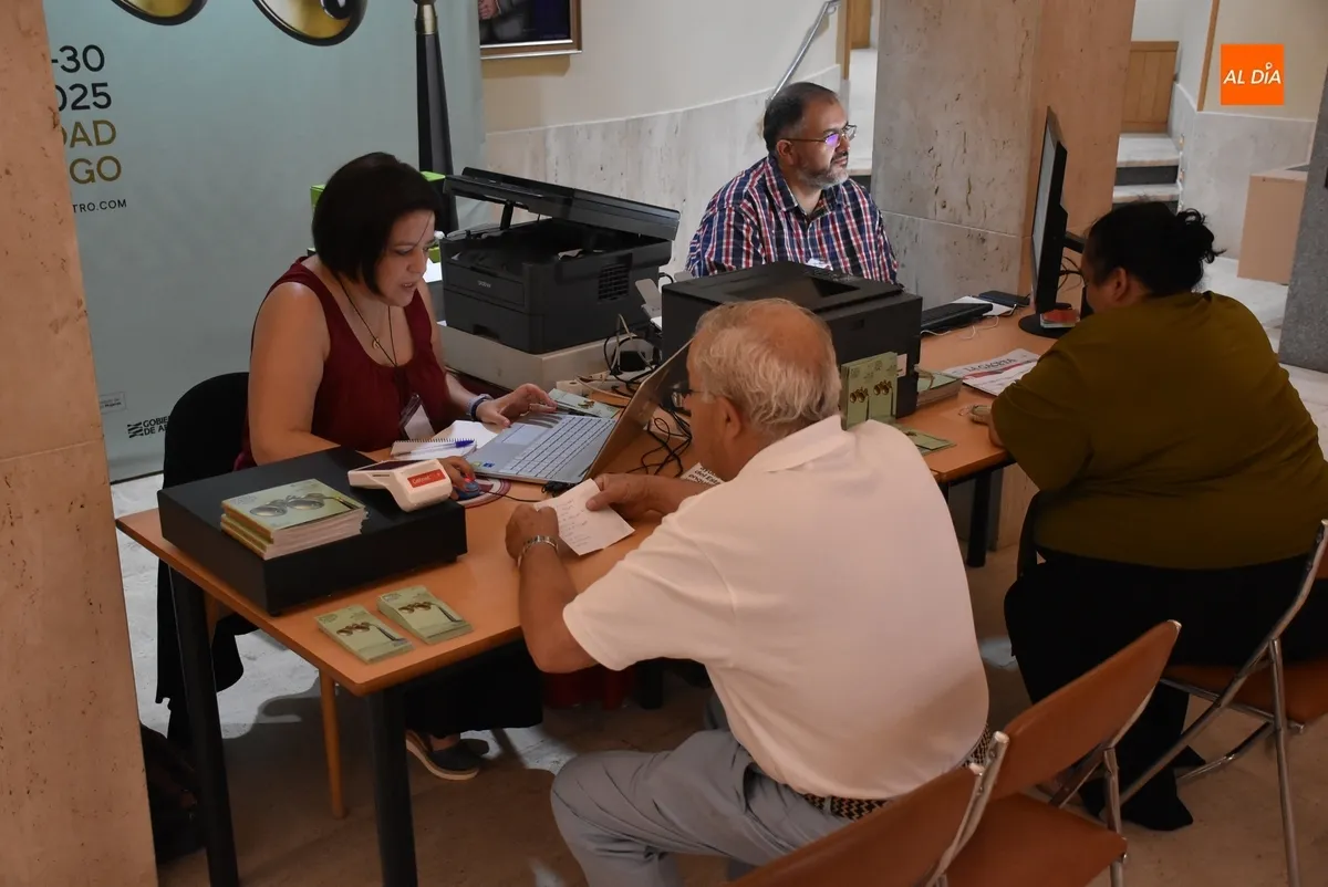 Foto 4 - Ocho irreductibles mantienen la tradici&oacute;n de madrugar para acudir a por sus entradas para la Feria