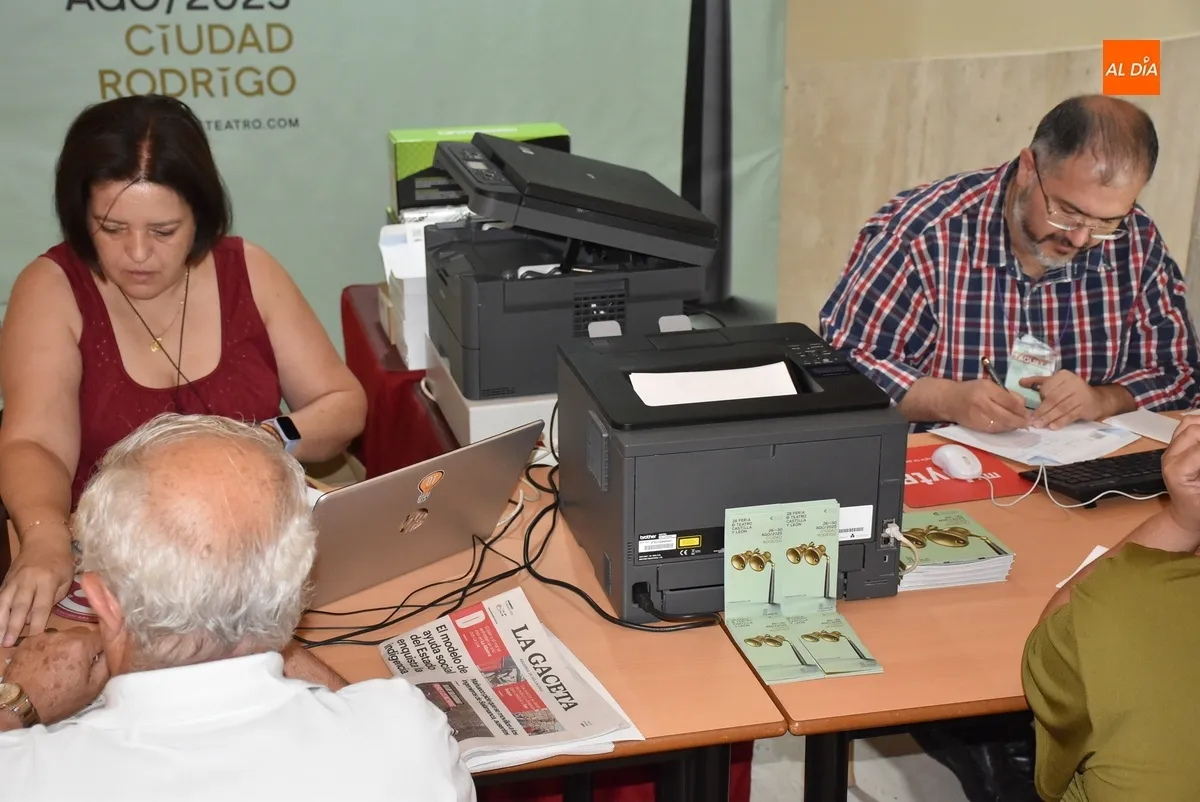 Foto 6 - Ocho irreductibles mantienen la tradici&oacute;n de madrugar para acudir a por sus entradas para la Feria