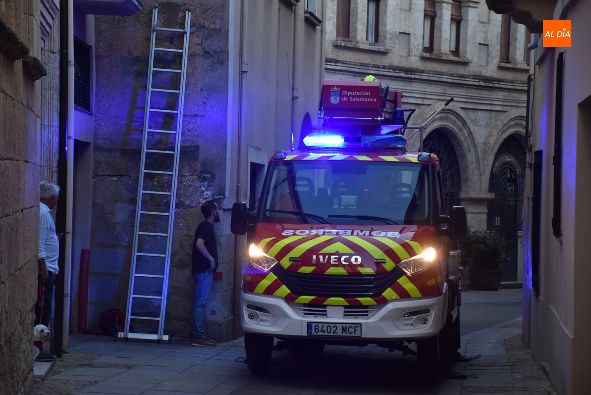 Los Bomberos se movilizan para rescatar un gato en la calle Gigantes