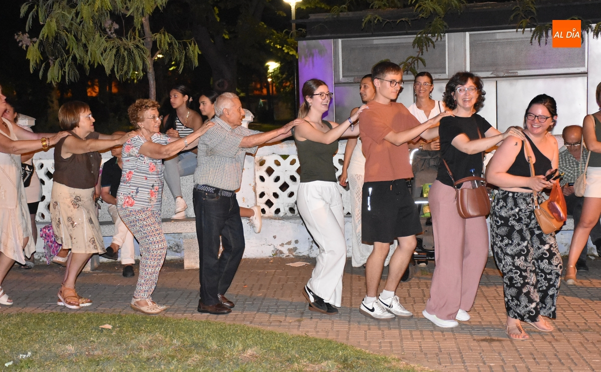 Animada noche de verbena en San Andrés comandada por el dúo Va por ti