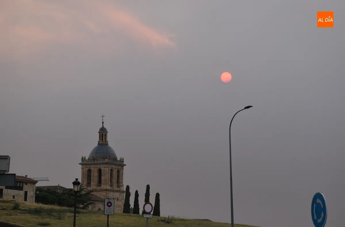 Foto 2 - El humo de Portugal tapa el sol en la comarca de Ciudad Rodrigo y la llena de ceniza