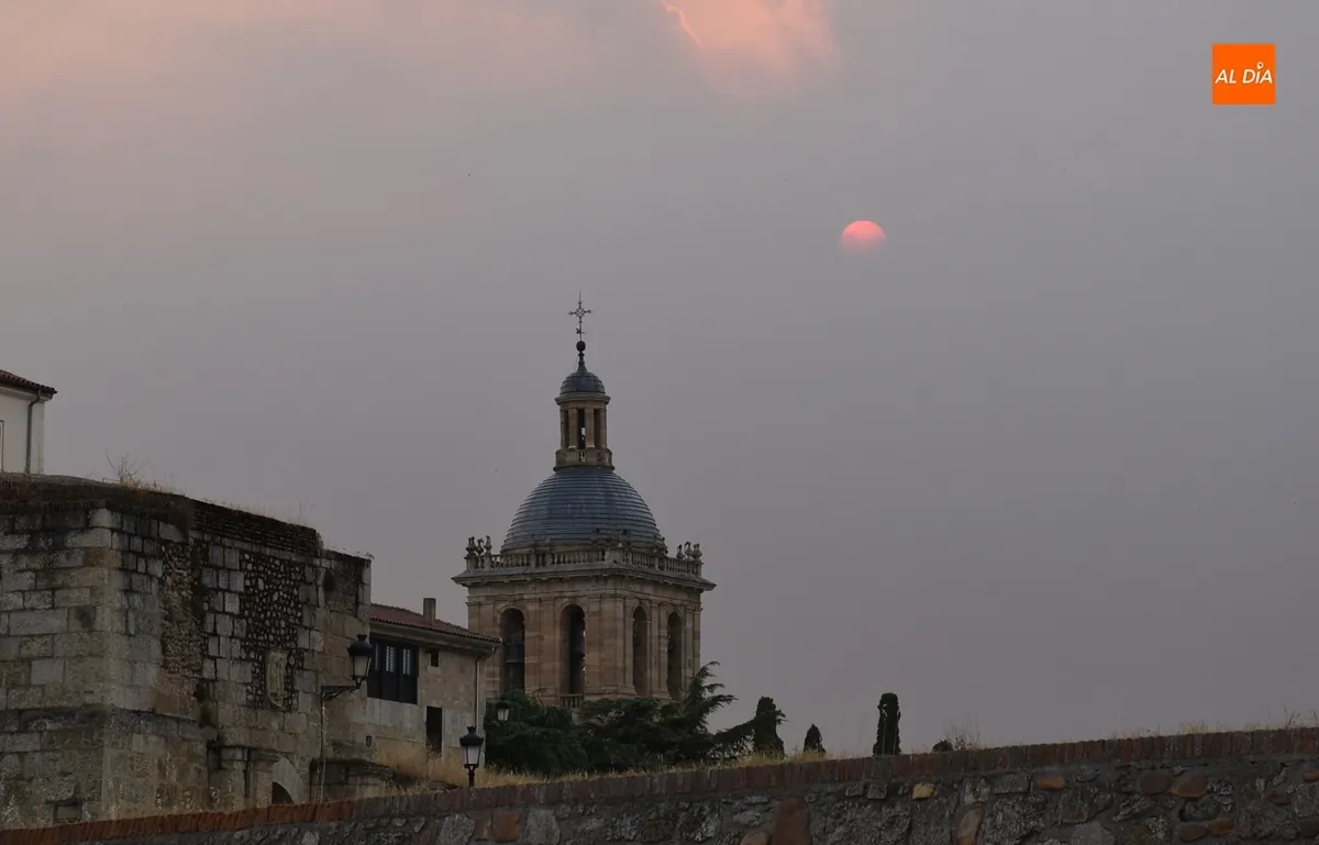 Foto 3 - El humo de Portugal tapa el sol en la comarca de Ciudad Rodrigo y la llena de ceniza