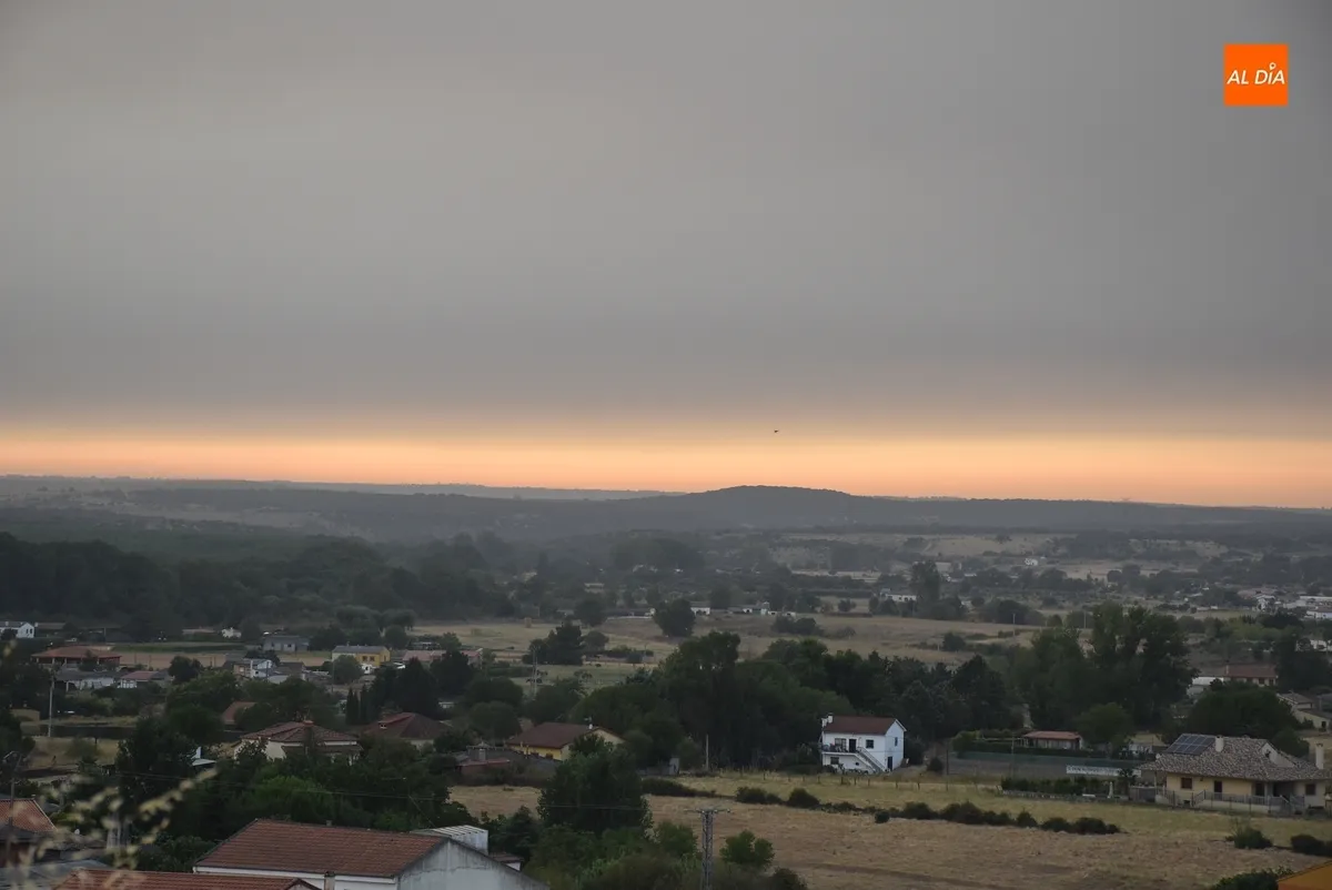 Foto 4 - El humo de Portugal tapa el sol en la comarca de Ciudad Rodrigo y la llena de ceniza