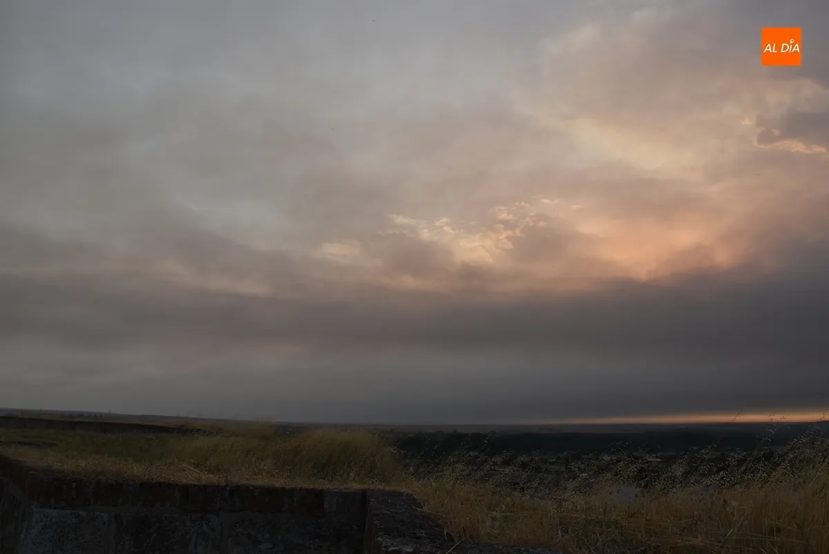 Foto 5 - El humo de Portugal tapa el sol en la comarca de Ciudad Rodrigo y la llena de ceniza