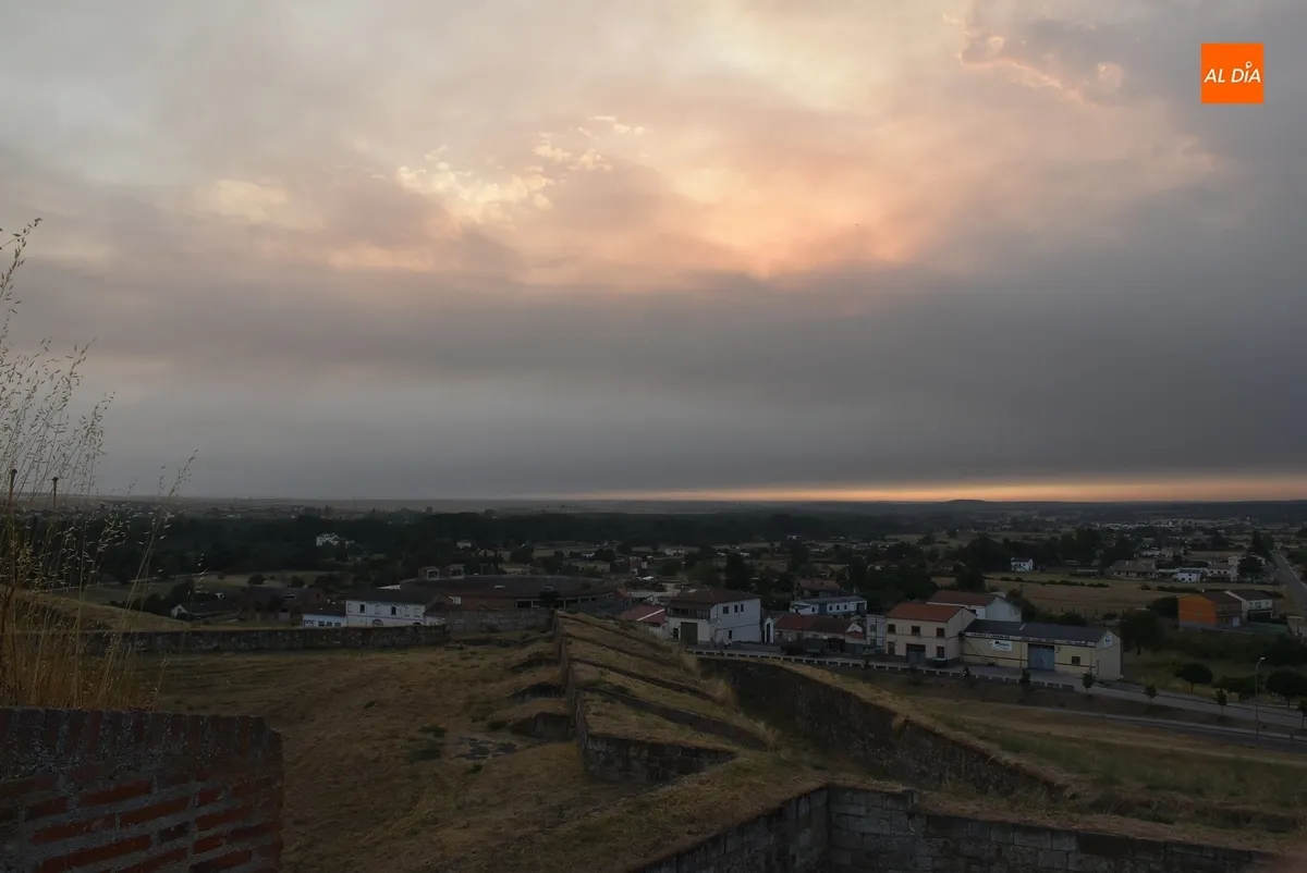 Foto 6 - El humo de Portugal tapa el sol en la comarca de Ciudad Rodrigo y la llena de ceniza
