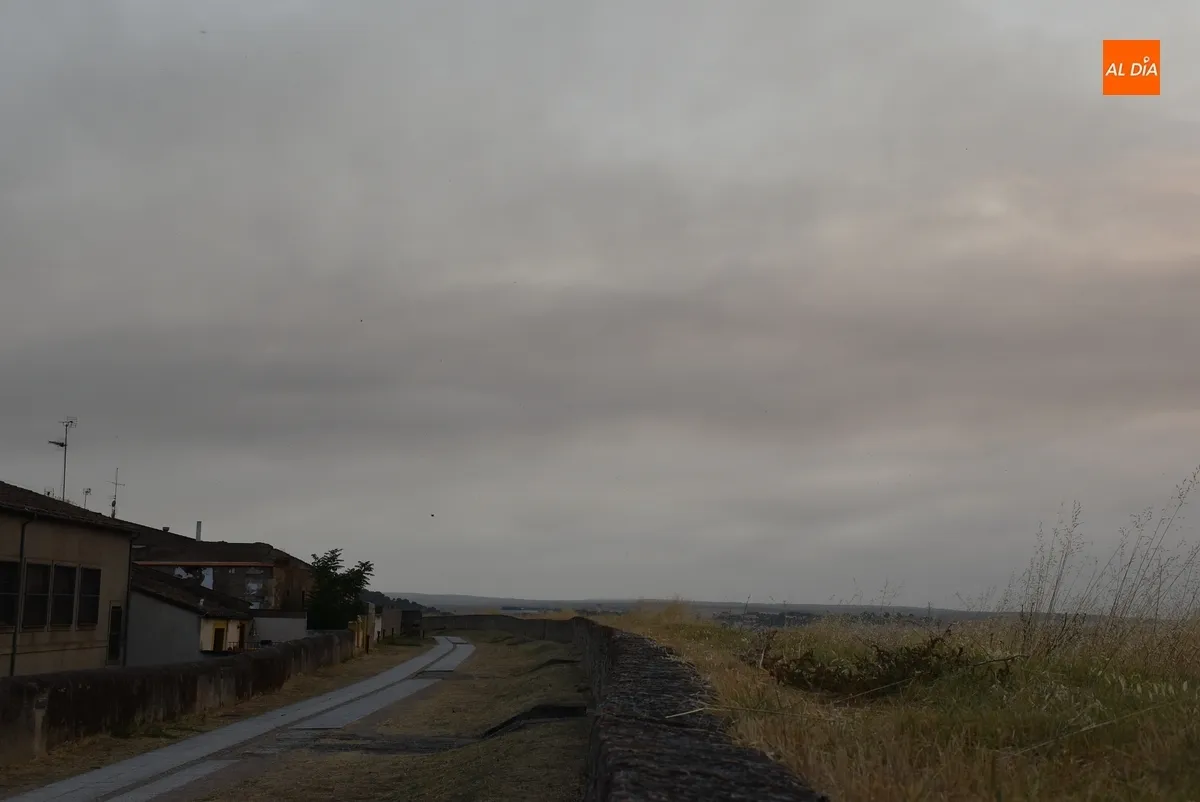 Foto 7 - El humo de Portugal tapa el sol en la comarca de Ciudad Rodrigo y la llena de ceniza
