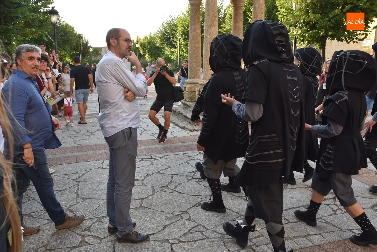 Foto 3 - Los caricaturescos personajes de PIA dan el pistoletazo con su performance a las citas de calle