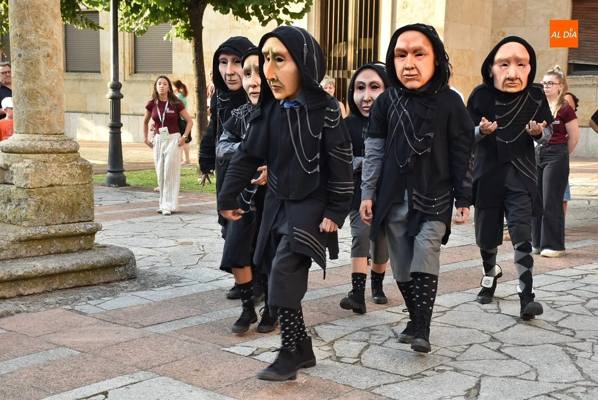 Foto 5 - Los caricaturescos personajes de PIA dan el pistoletazo con su performance a las citas de calle