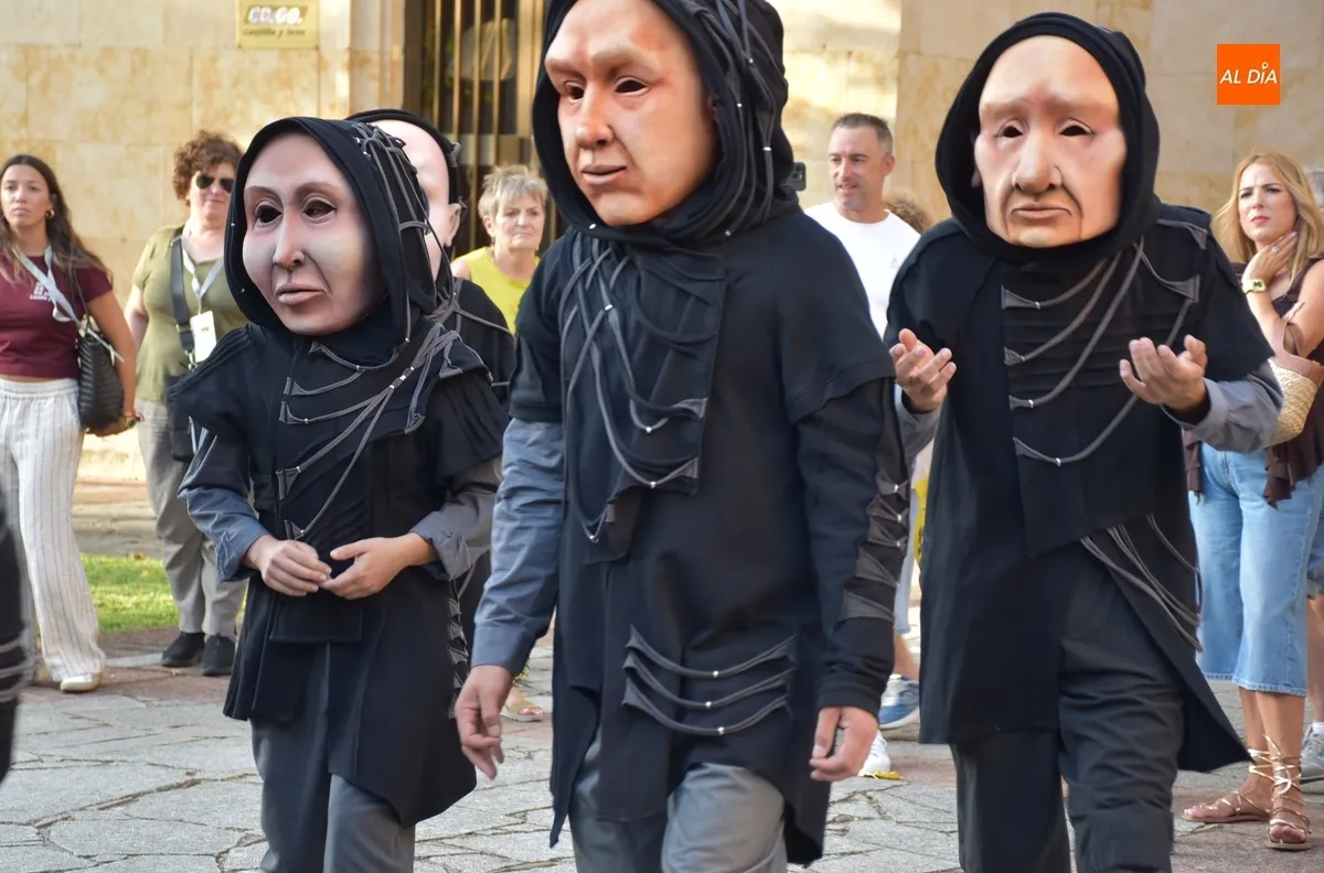 Foto 6 - Los caricaturescos personajes de PIA dan el pistoletazo con su performance a las citas de calle