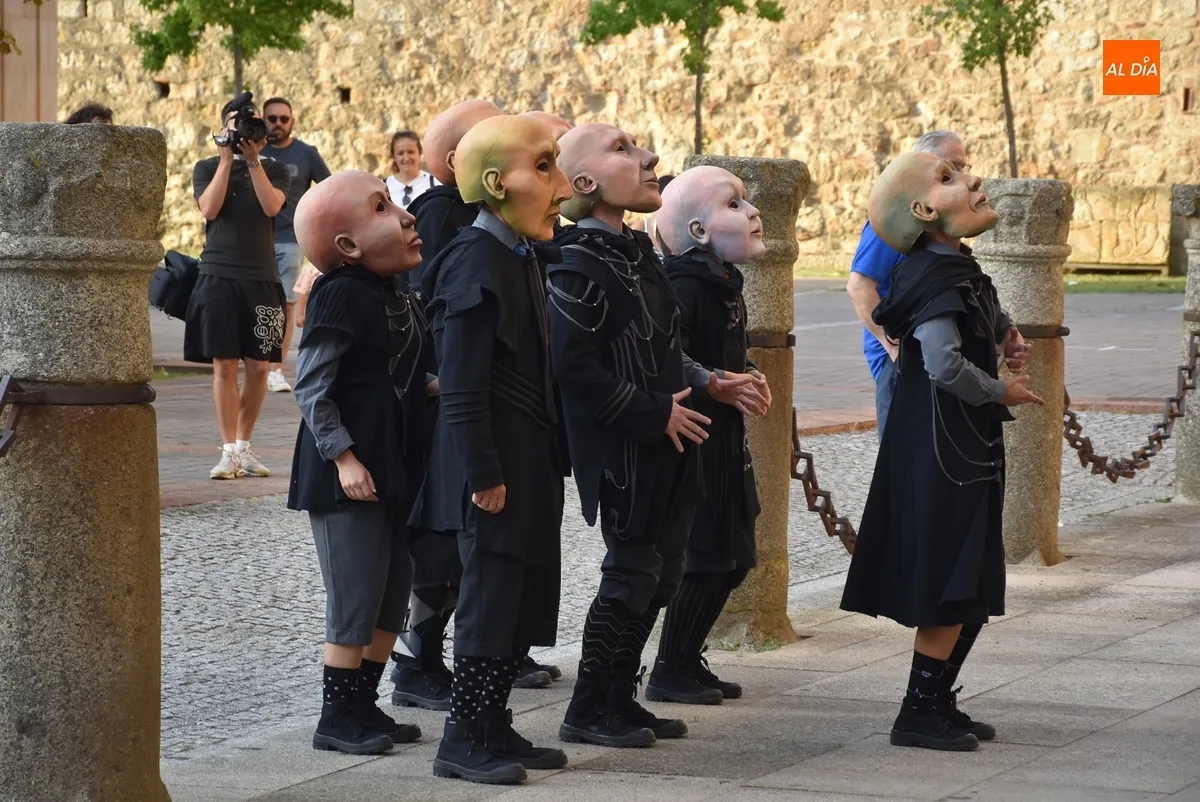 Foto 10 - Los caricaturescos personajes de PIA dan el pistoletazo con su performance a las citas de calle