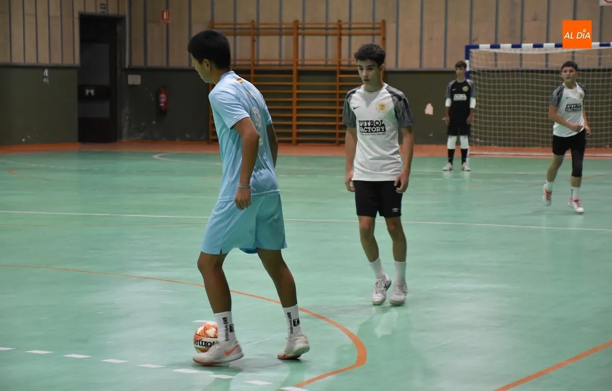 Foto 2 - Cojos FC se adjudica la 2&ordf; Junior League en un abarrotado Conde de Fox&aacute;