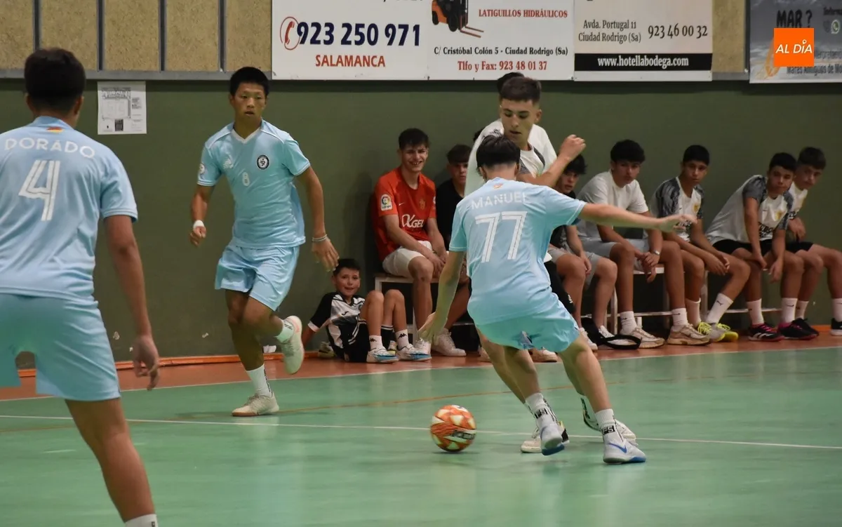Foto 3 - Cojos FC se adjudica la 2&ordf; Junior League en un abarrotado Conde de Fox&aacute;