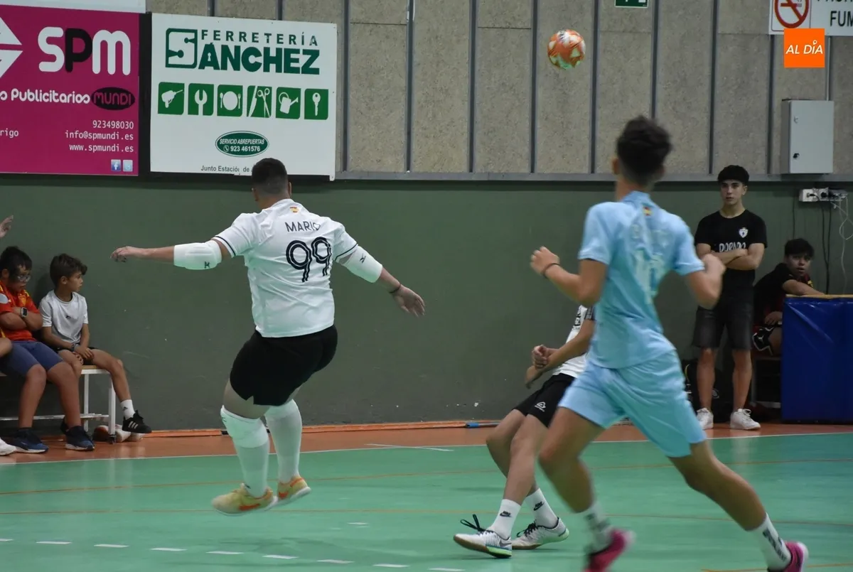 Foto 9 - Cojos FC se adjudica la 2&ordf; Junior League en un abarrotado Conde de Fox&aacute;