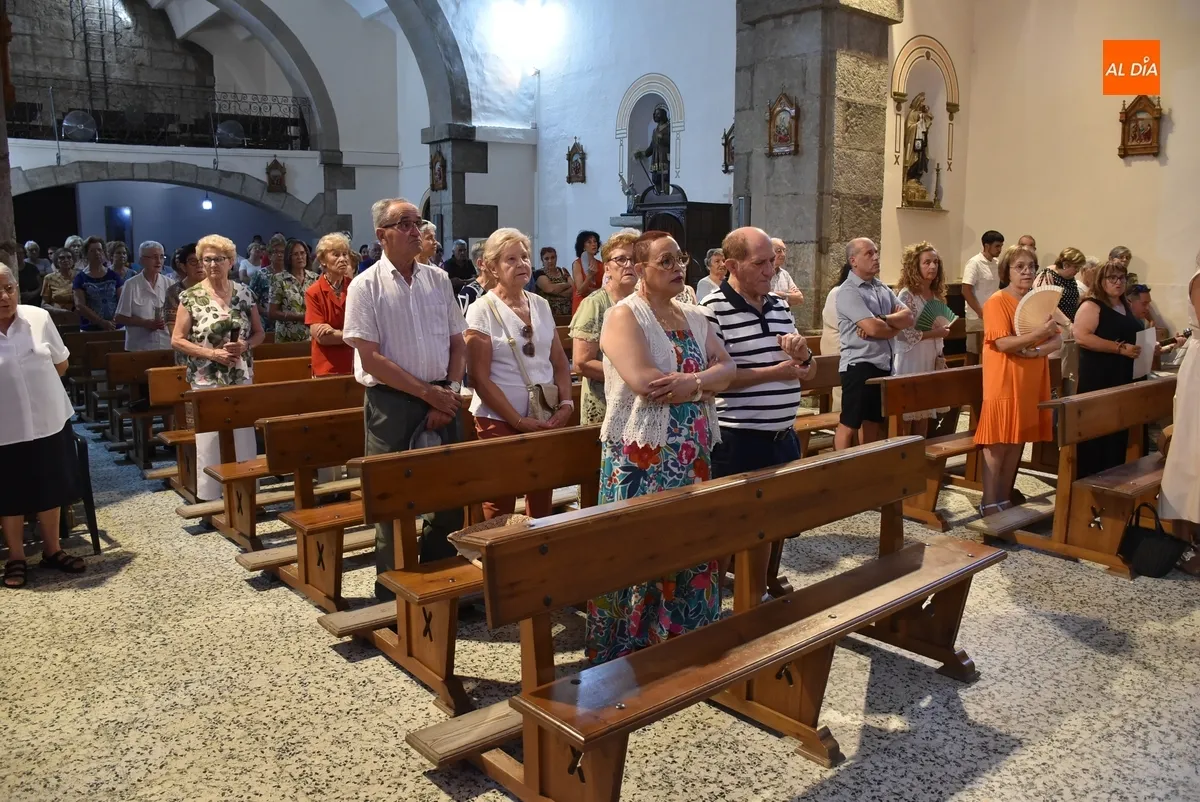 Foto 4 - San Andr&eacute;s dedica su misa dominical a la Asociaci&oacute;n de Vecinos del barrio
