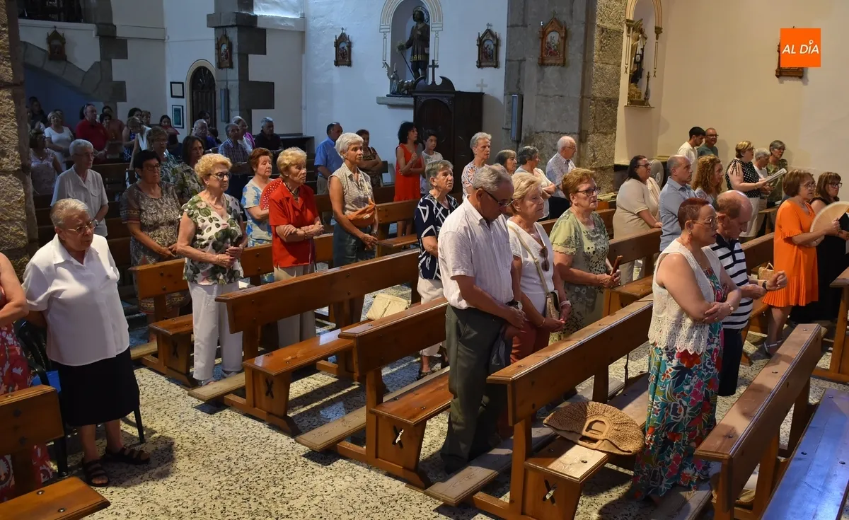 Foto 5 - San Andr&eacute;s dedica su misa dominical a la Asociaci&oacute;n de Vecinos del barrio