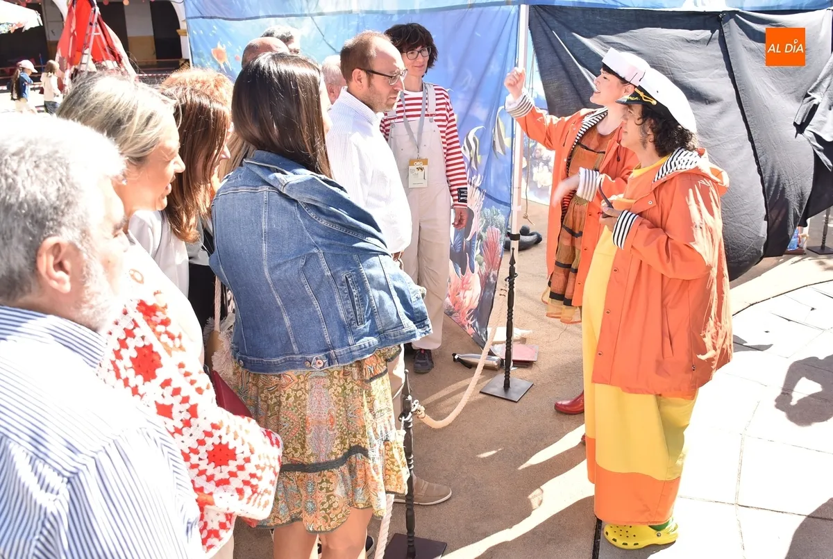 Foto 2 - La Corporaci&oacute;n se anima a pescar en su completa visita al &ldquo;alma m&aacute;ter&rdquo; de la Feria de Teatro