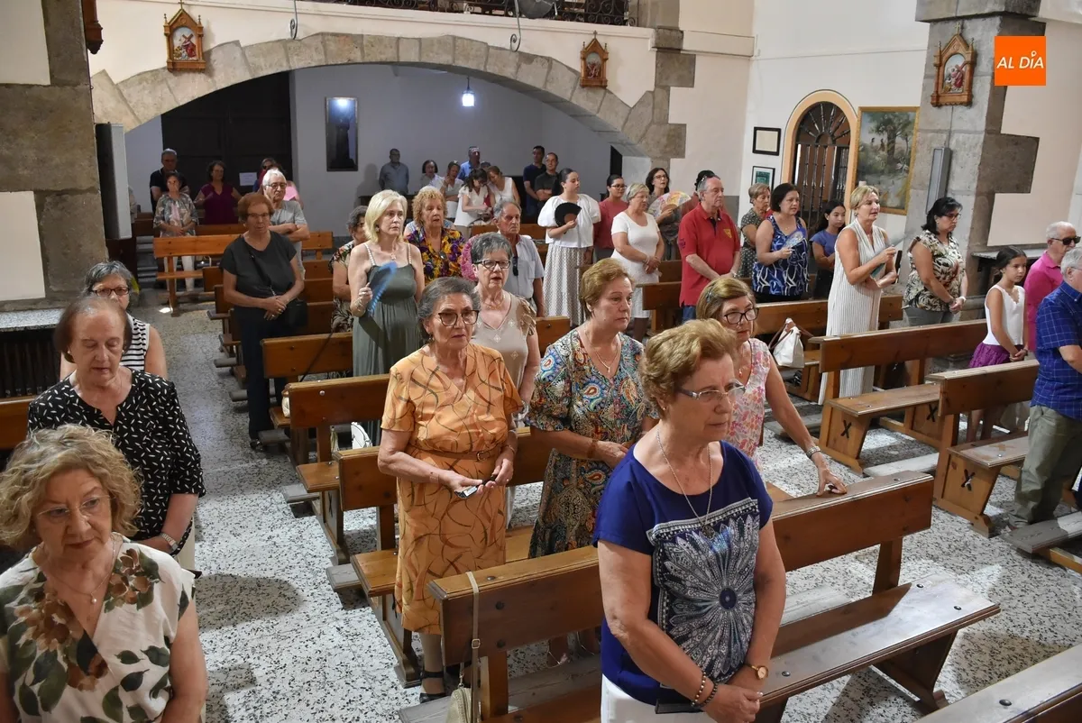 Foto 9 - San Andr&eacute;s dedica su misa dominical a la Asociaci&oacute;n de Vecinos del barrio