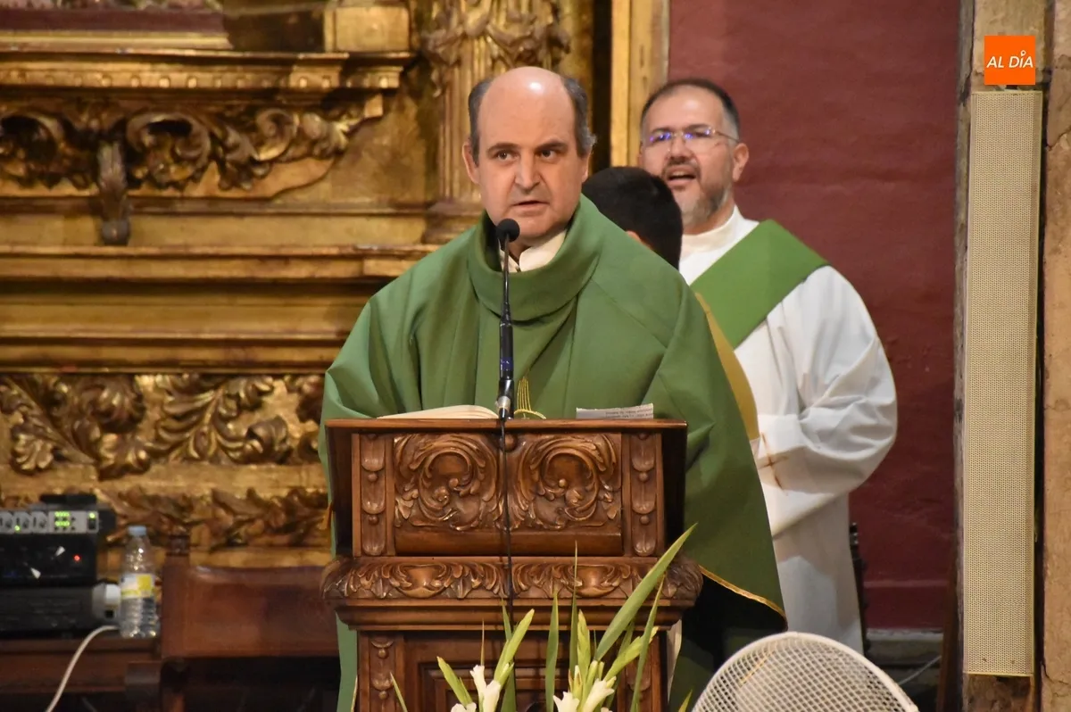 Foto 10 - San Andr&eacute;s dedica su misa dominical a la Asociaci&oacute;n de Vecinos del barrio
