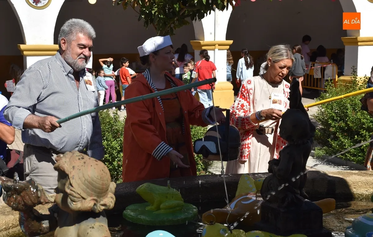 Foto 6 - La Corporaci&oacute;n se anima a pescar en su completa visita al &ldquo;alma m&aacute;ter&rdquo; de la Feria de Teatro