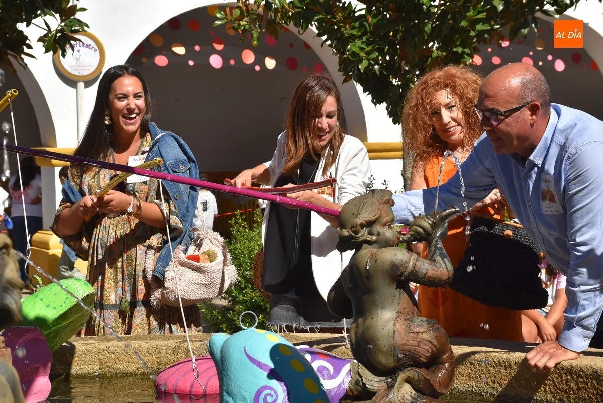 Foto 9 - La Corporaci&oacute;n se anima a pescar en su completa visita al &ldquo;alma m&aacute;ter&rdquo; de la Feria de Teatro