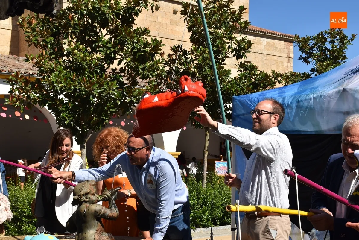 Foto 10 - La Corporaci&oacute;n se anima a pescar en su completa visita al &ldquo;alma m&aacute;ter&rdquo; de la Feria de Teatro