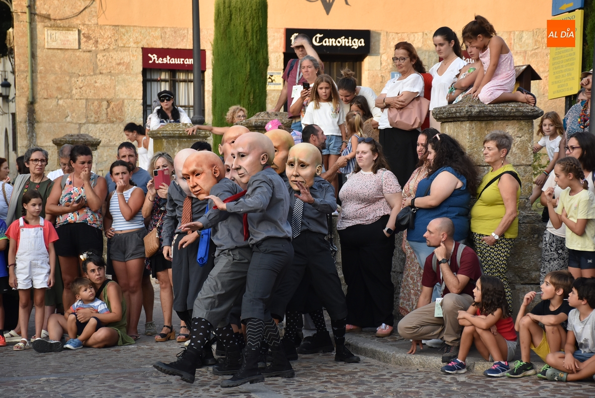 Los caricaturescos personajes de PIA dan el pistoletazo con su performance a las citas de calle