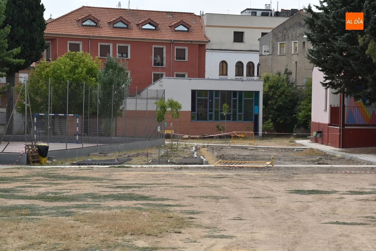 Foto 4 - En marcha la transformaci&oacute;n de dos nuevas zonas del patio del Colegio San Francisco