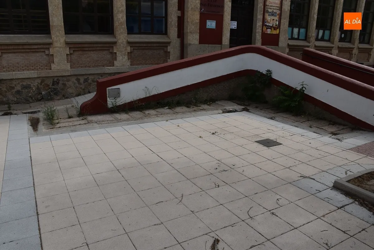 Foto 9 - En marcha la transformaci&oacute;n de dos nuevas zonas del patio del Colegio San Francisco