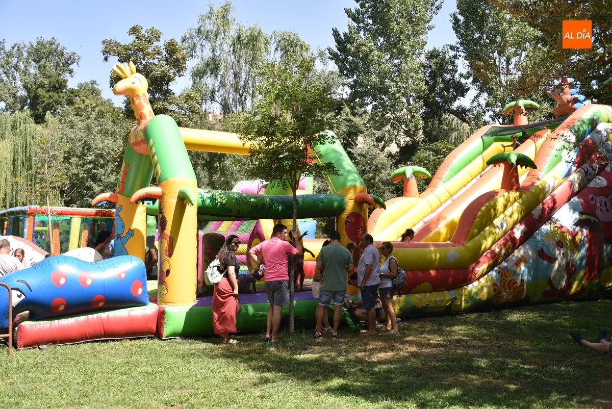Foto 3 - L@s ni&ntilde;@s viven un d&iacute;a de fiesta en El Pic&oacute;n con hinchables gigantes y una concurrida fiesta de la espuma