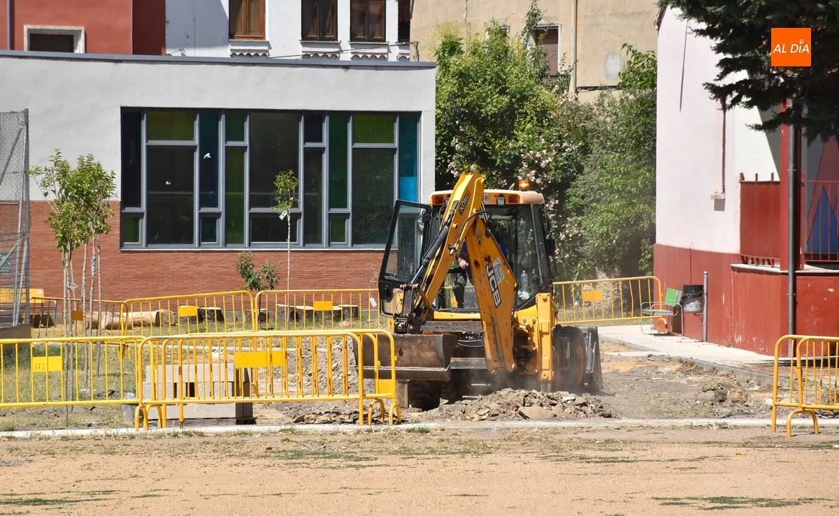 Foto 2 - En marcha la transformaci&oacute;n de dos nuevas zonas del patio del Colegio San Francisco