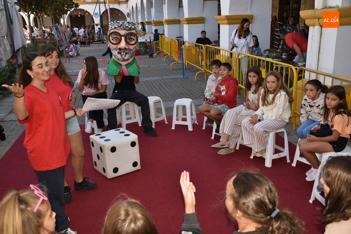 Arrabal también se acerca a conocer el Divierteatro en una multitudinaria segunda mañana
