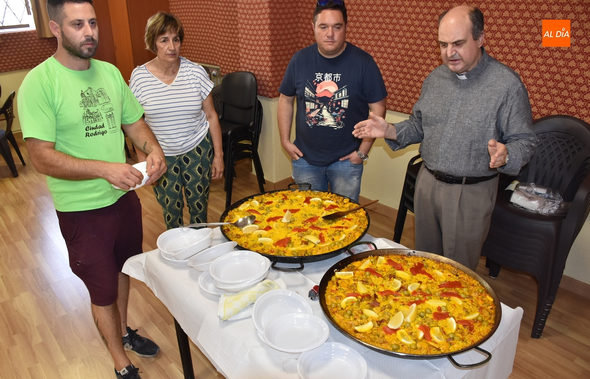 Los vecinos de San Andrés degustan dos sabrosas paellas