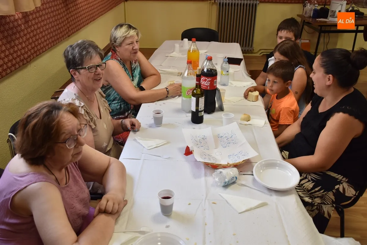Foto 6 - Los vecinos de San Andr&eacute;s degustan dos sabrosas paellas