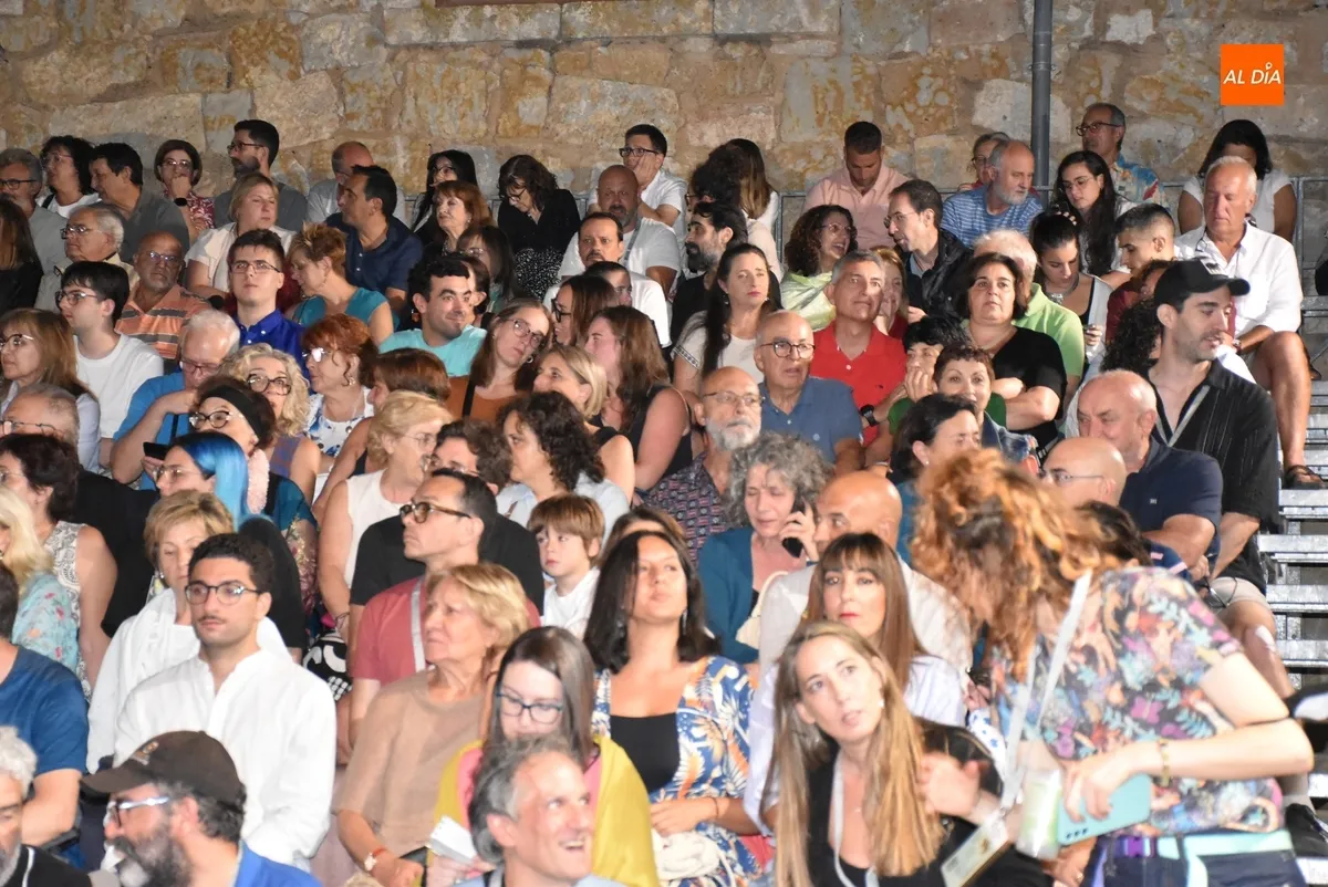 Foto 4 - Memorable velada de grandes &eacute;xitos y risas con Las Crises para cerrar el primer d&iacute;a de Feria
