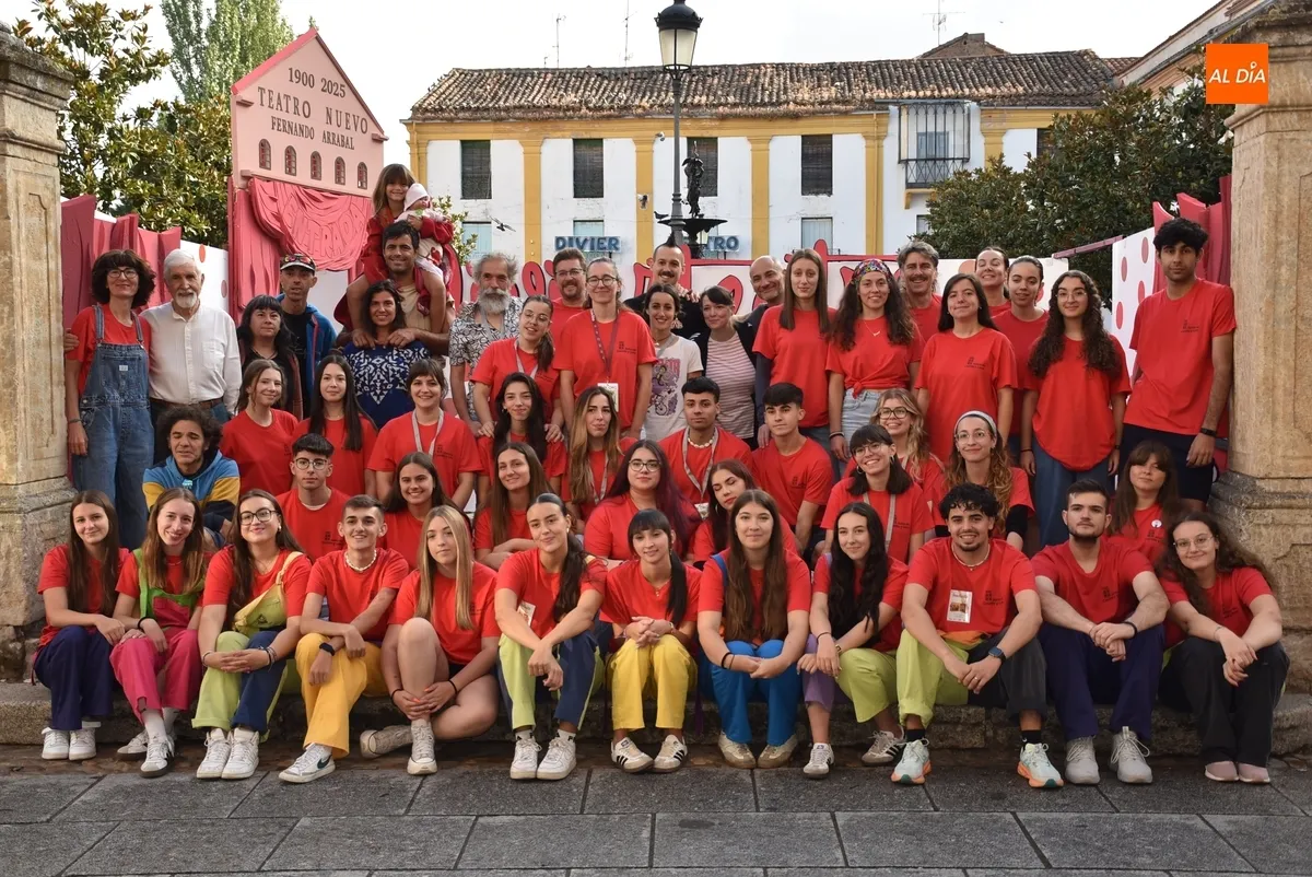 Foto 4 - Gran satisfacci&oacute;n entre los 61 integrantes (m&aacute;s las compa&ntilde;&iacute;as) de la familia del Divierteatro 2025