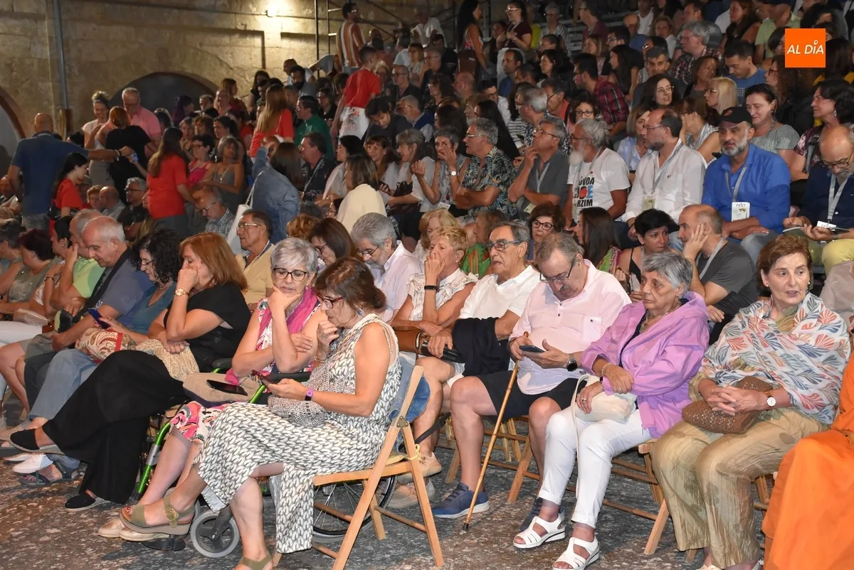 Foto 6 - Memorable velada de grandes &eacute;xitos y risas con Las Crises para cerrar el primer d&iacute;a de Feria