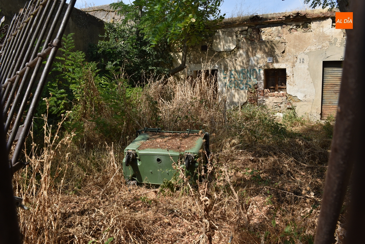 Exigen por escrito la limpieza de los inmuebles en ruinas y abandonados de la calle Estacadilla