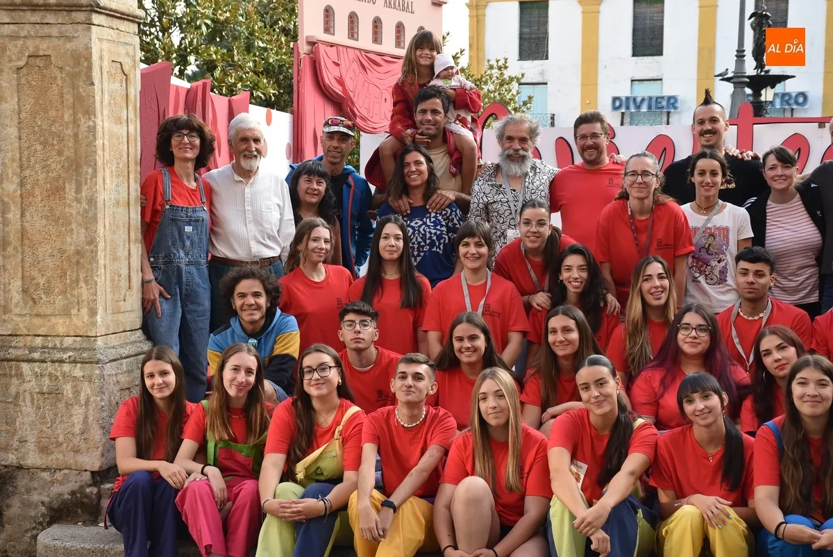 Foto 5 - Gran satisfacci&oacute;n entre los 61 integrantes (m&aacute;s las compa&ntilde;&iacute;as) de la familia del Divierteatro 2025