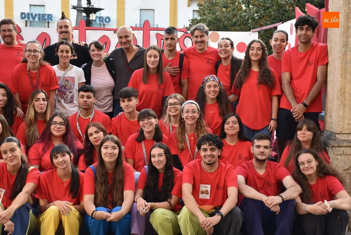 Foto 6 - Gran satisfacci&oacute;n entre los 61 integrantes (m&aacute;s las compa&ntilde;&iacute;as) de la familia del Divierteatro 2025