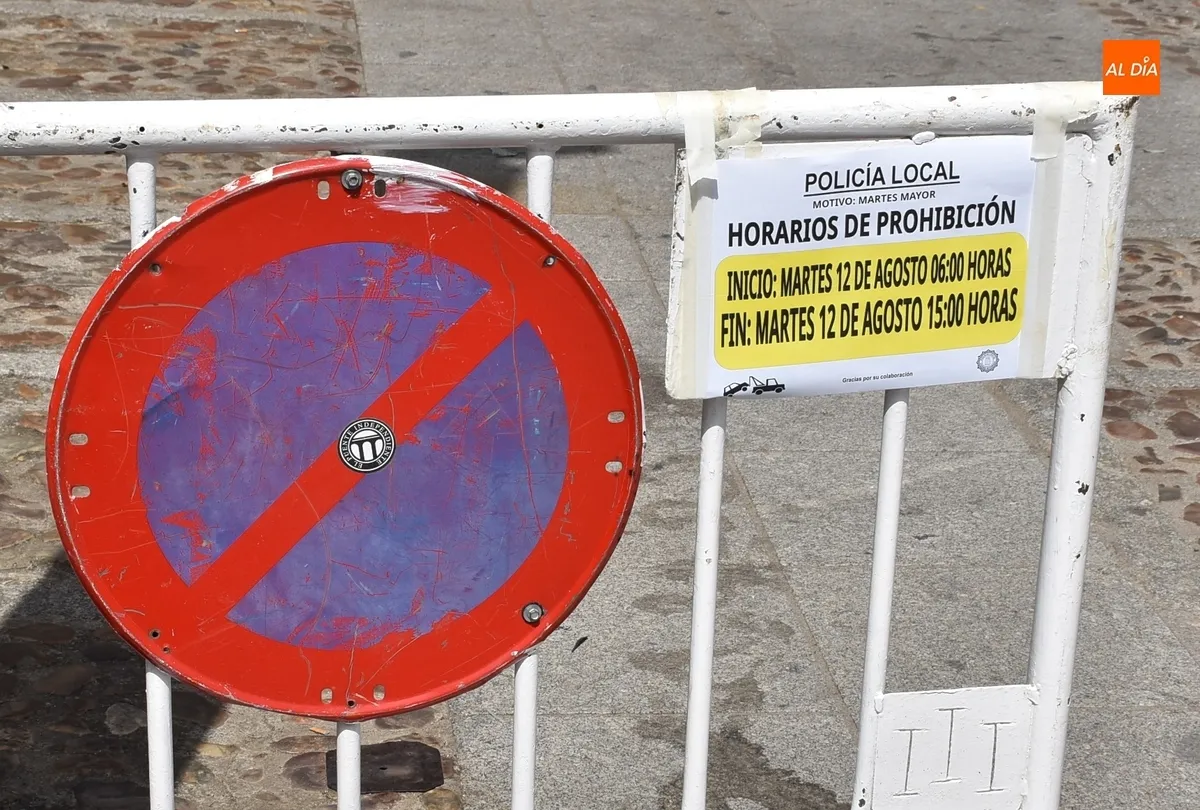 Foto 3 - Barras, ca&ntilde;eros y escenarios avanzan un Martes Mayor con al menos dos citas musicales por la tarde