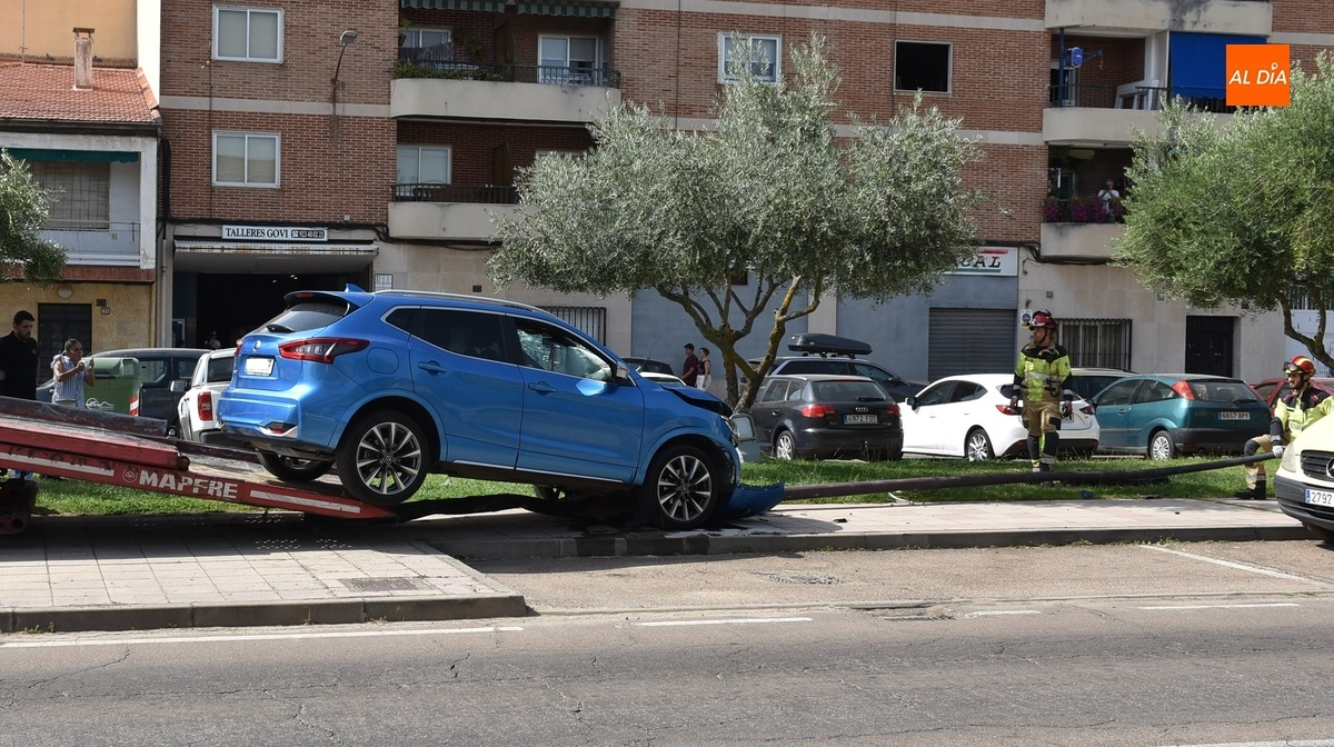 Un conductor se sale de la calzada y choca contra una farola en plena Avenida de Salamanca